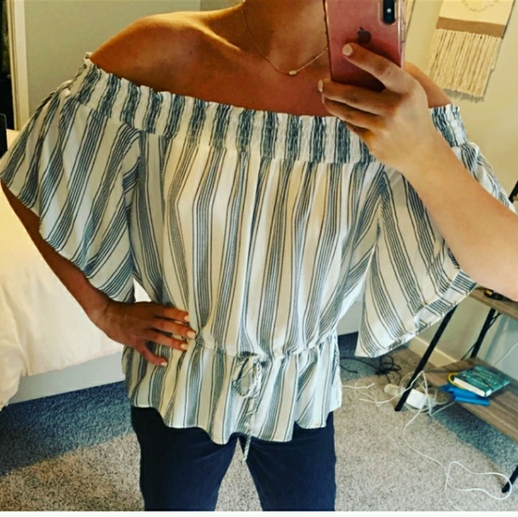Abercrombie & Fitch Tops - Abercrombie & Fitch off the shoulder flowy top